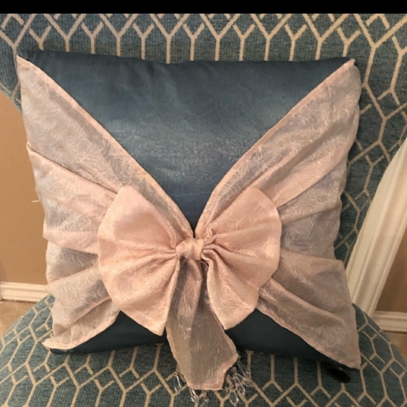 ISO a pair of pillow accent - Picture 2 of 2